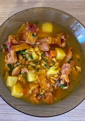 A picture of Суп гороховый с копчёностями.