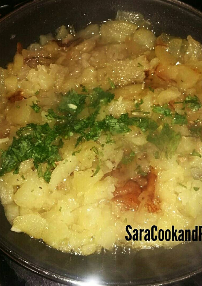 Una foto de Patatas a lo pobre con ajo y perejil