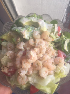 Una foto de Ensalada de camarones con salsa de yogurt Griego