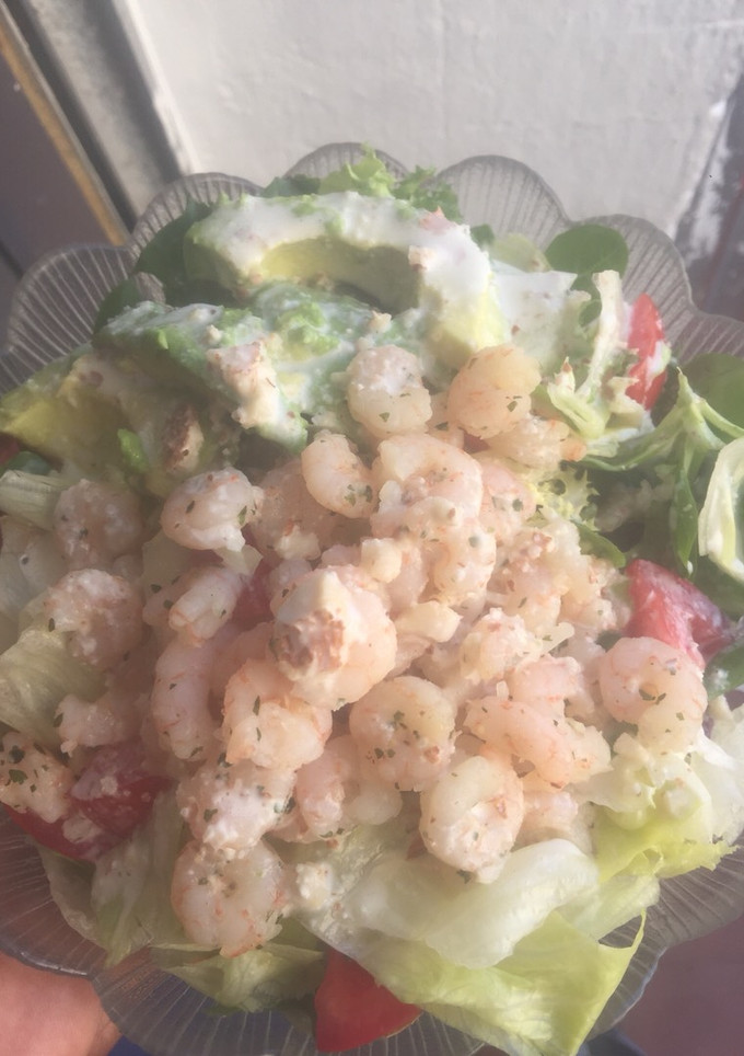 Una foto de Ensalada de camarones con salsa de yogurt Griego
