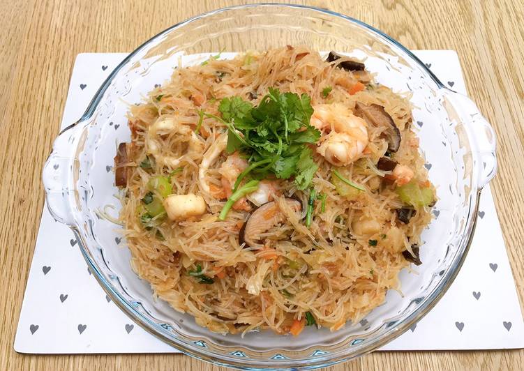 Taiwanese pan-fried mixed rice noodles with seafood