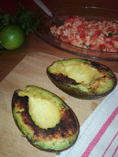 Una foto de Aguacates plancha o en barbacoa rellenos