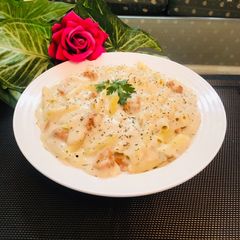 A picture of Fettuccine Alfredo Pennie pasta🍝with garlic bread.