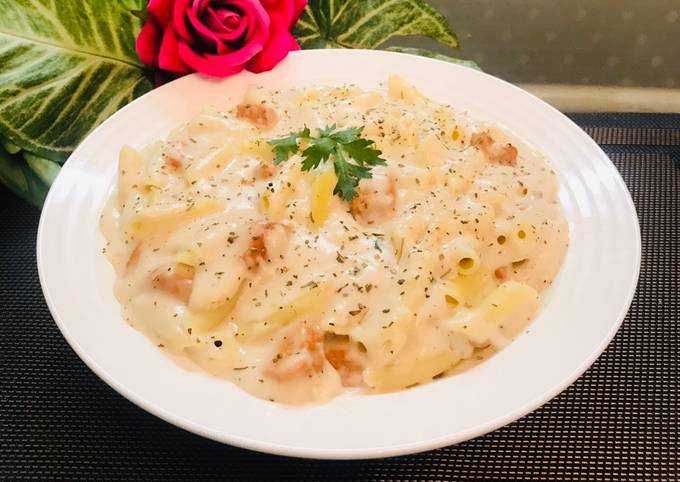 Recipe of Homemade Fettuccine Alfredo Pennie pasta🍝with garlic bread