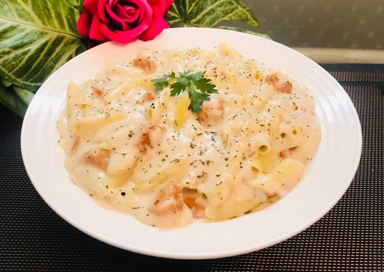 Fettuccine Alfredo Pennie pasta??with garlic bread