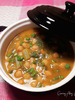 Una foto de Garbanzos con acelgas y cebolletas frescas