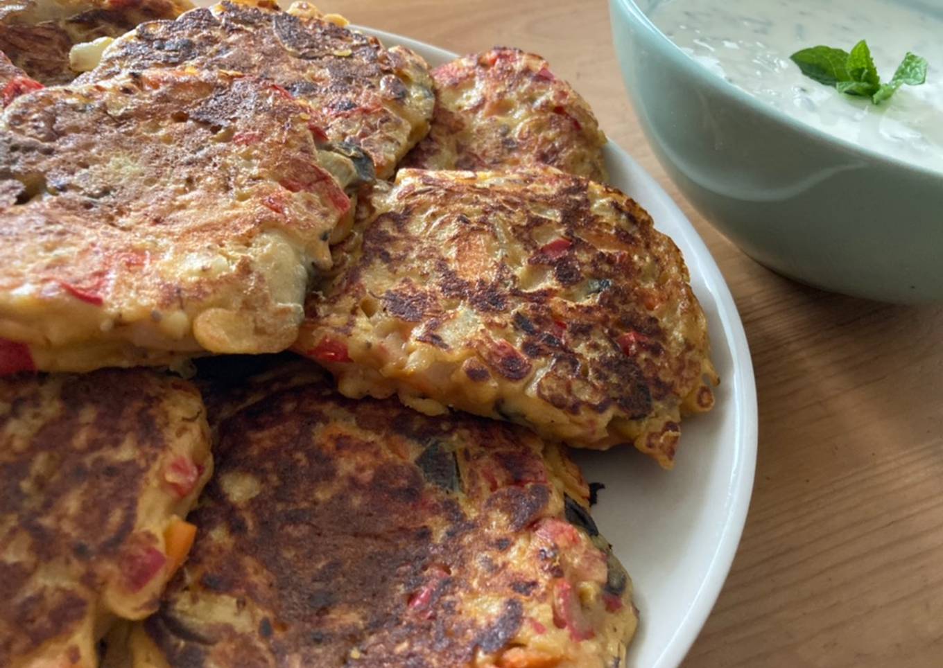 Tortitas de verduras con salsa de yogur