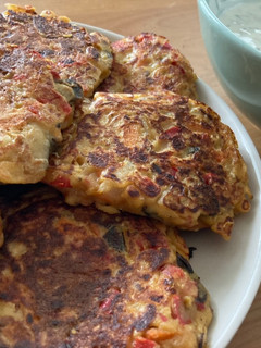 Una foto de Tortitas de verduras con salsa de yogur