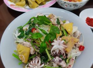 Hình của món Râu mực nang xào rau cần.