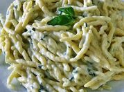 Una foto di trofie con basilico