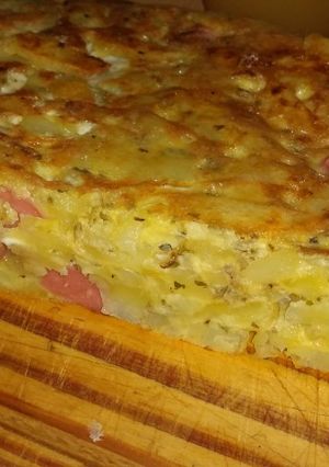 Una foto de Tortilla de papas y salchichas