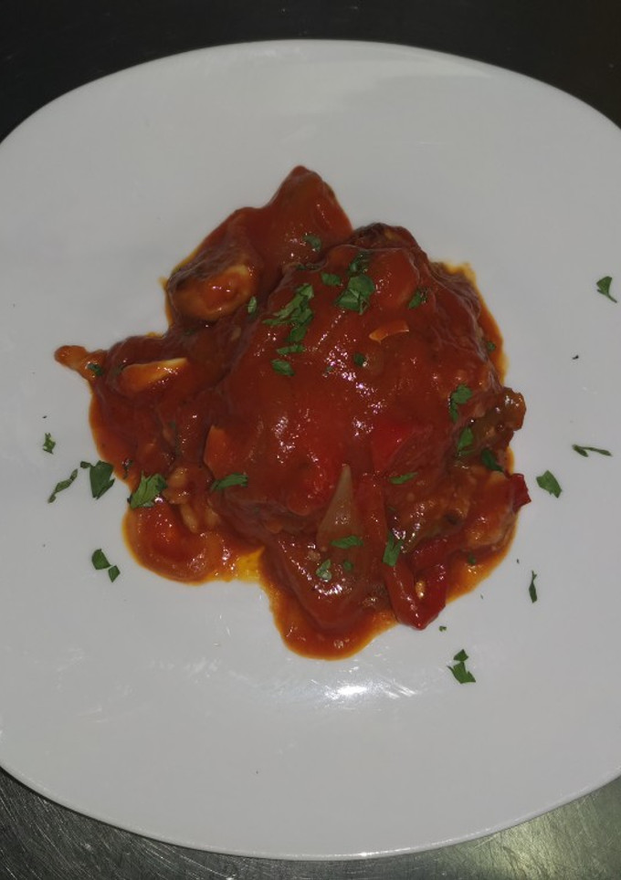 Una foto de Bacalao con tomate y pimientos. 🍎