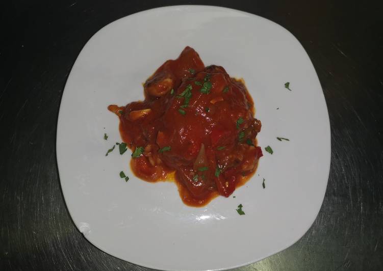 Bacalao con tomate y pimientos. 🍎