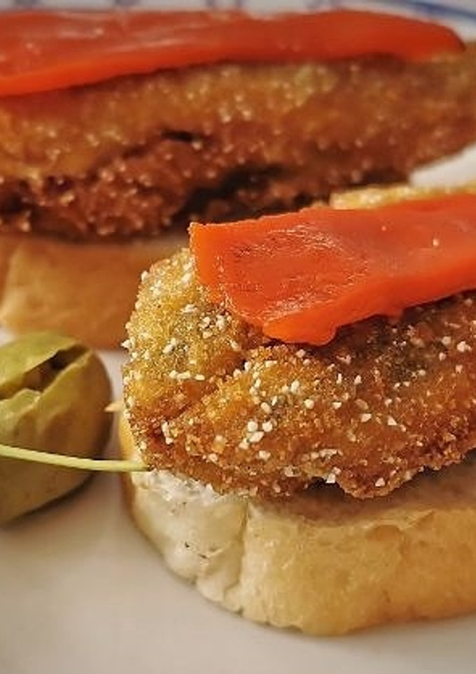 Una foto de Pinchos de Boquerones empanados rellenos de Pimiento de Piquillo