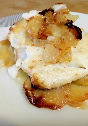 Una foto de Bacalao con patatas panaderas