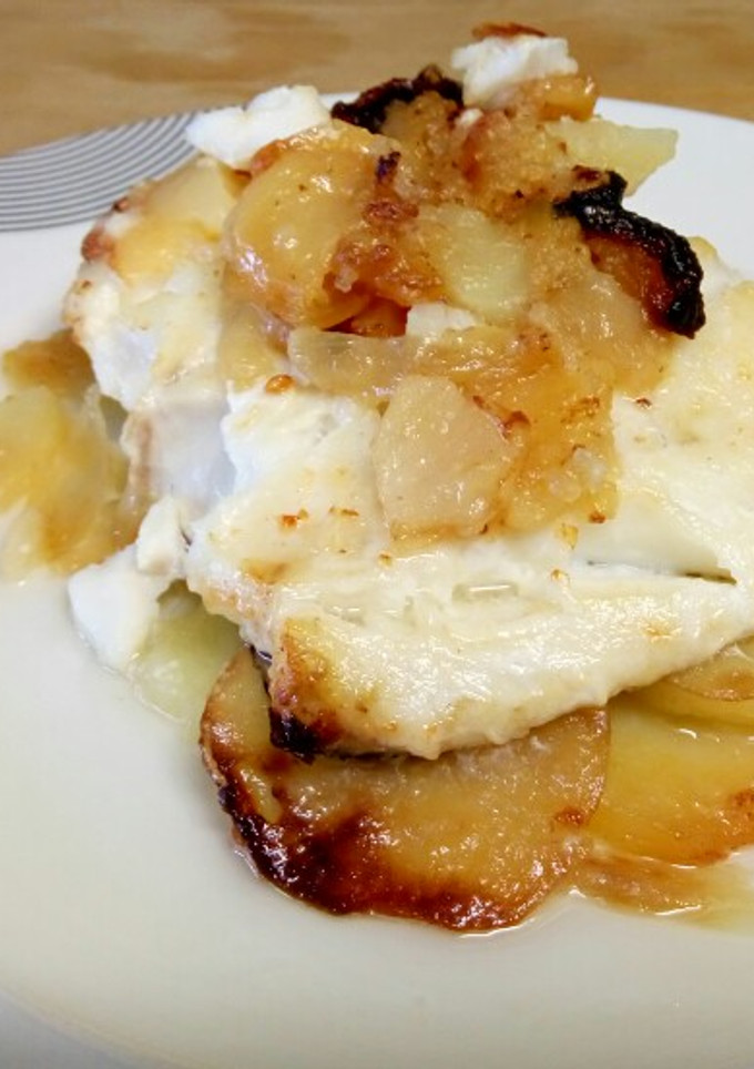 Una foto de Bacalao con patatas panaderas