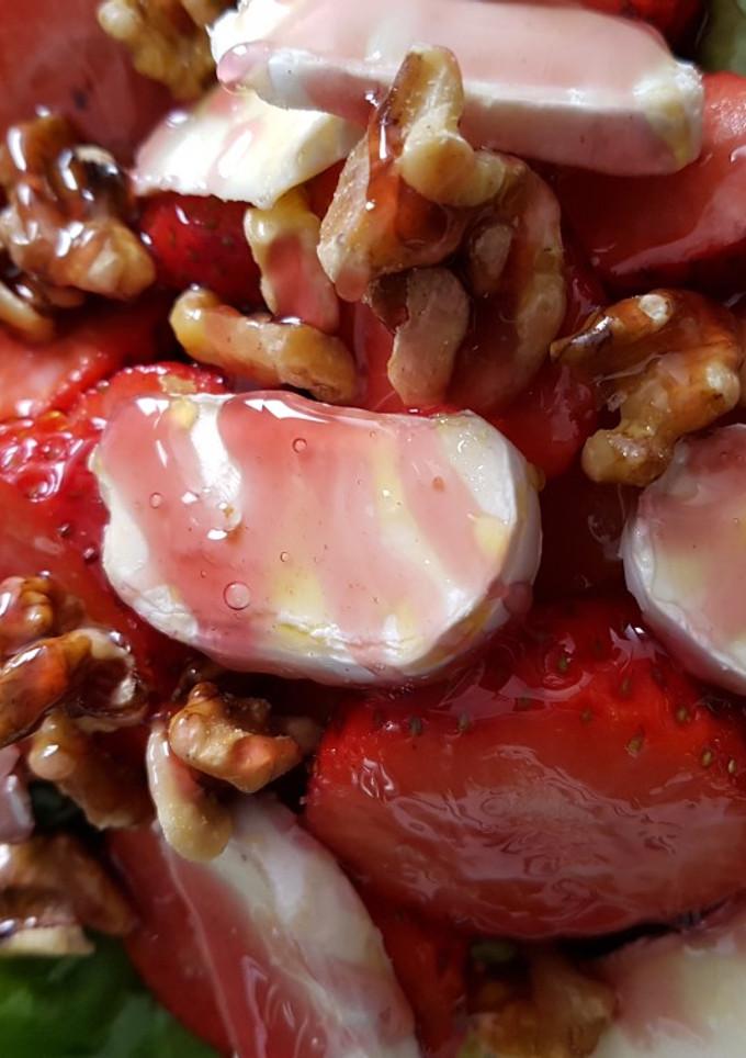 Una foto de Ensalada de fresa y queso de cabra