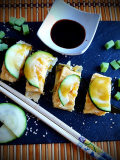 Una foto de Tortilla con calabacín disfrazada de sushi😉