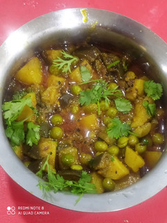 વટાણા, રીંગણ બટાકા નું શાક (Vatana Ringan Bataka Shak Recipe In Gujarati) રેસીપી મુખ્ય ફોટો