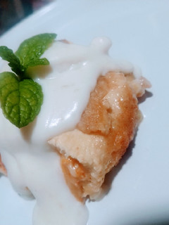 Una foto de Pechuga de pollo rellena, bañada en salsa bechamel