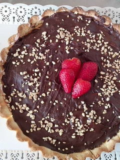 Una foto de Tarta de dulce de leche y mousse de frutilla