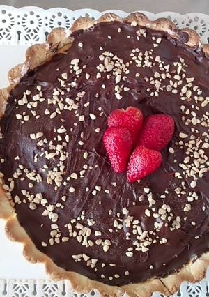 Una foto de Tarta de dulce de leche y mousse de frutilla