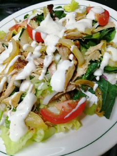 Una foto de Ensalada de pollo rostizado