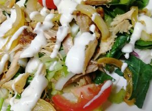 Una foto de Ensalada de pollo rostizado