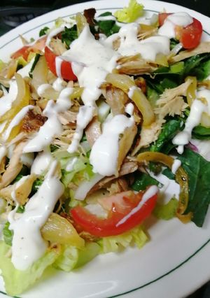 Una foto de Ensalada de pollo rostizado