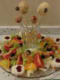 Ensalada con aperitivos dulces y salados