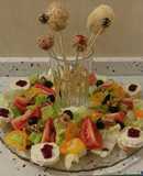 Ensalada con aperitivos dulces y salados
