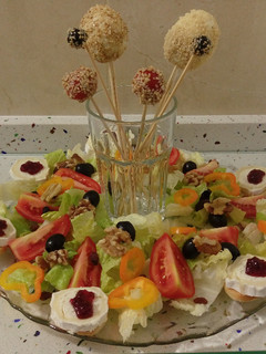 Una foto de Ensalada con aperitivos dulces y salados