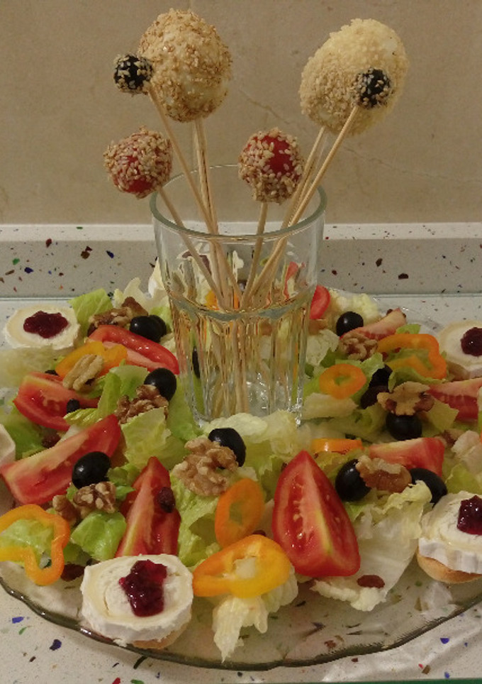 Una foto de Ensalada con aperitivos dulces y salados