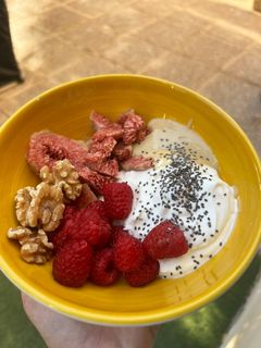 Una foto de Bowl de yogur de desayuno saludable