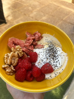 Una foto de Bowl de yogur de desayuno saludable