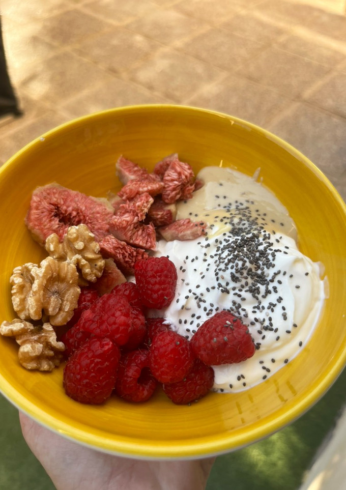 Una foto de Bowl de yogur de desayuno saludable