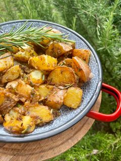 Rozmaringos burgonya sörben recept fotója