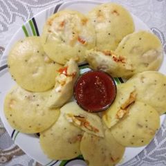 A picture of Paneer rava idli.
