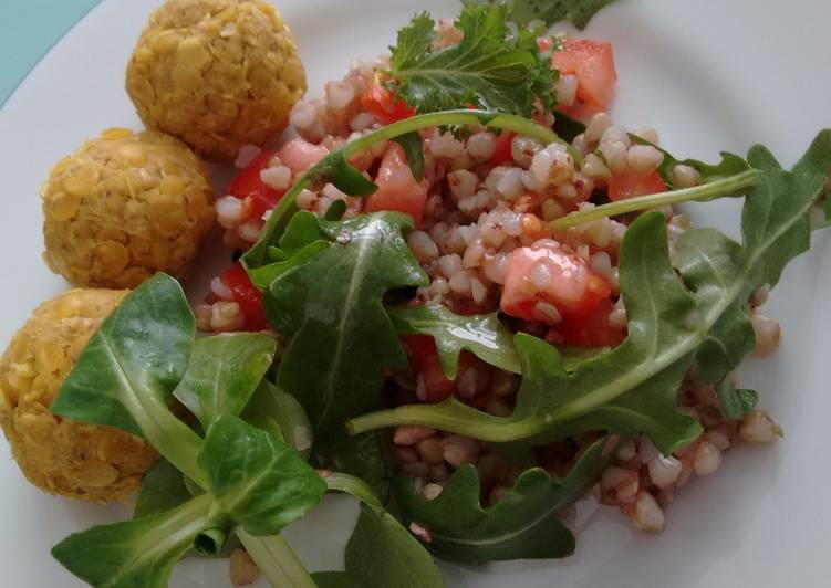 Bolitas de lentejas rojas con ensalada verde y espelta enriquecida en Agua de mar💦🍽