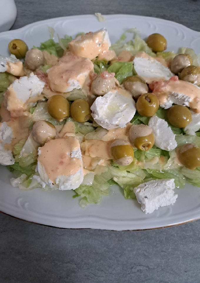 Una foto de Ensalada con queso de trufa y vinagreta de papaya