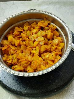 कत्री बटाटा किंवा बटाट्याच्या काचऱ्या (batatyachya kachrya recipe in marathi) रेसिपी चे मुख्य फोटो 