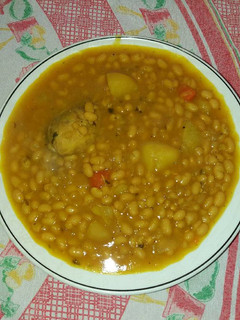 Una foto de Alubias blancas con pollo