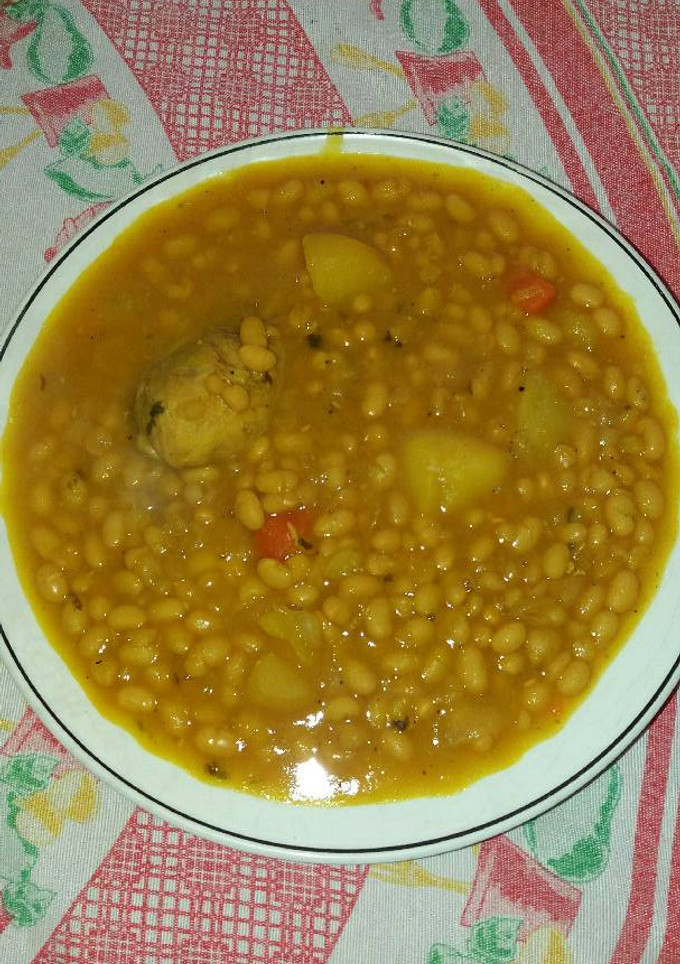 Una foto de Alubias blancas con pollo