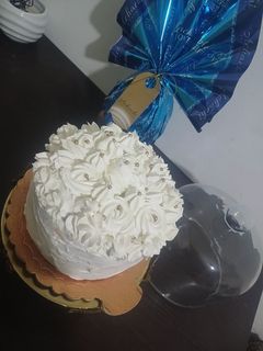 عکسی از دستور کیک خامه ای با فیلینگ موز و گردو، یه گزینه عالی برای تولداتون🎂🍰