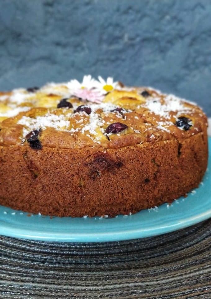 Una foto de Torta integral de manzanas y arándanos