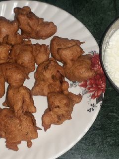 प्याज़ के कुरकुरे पकौड़े (pyaz ke kurkure pakode recipe in Hindi) रेसिपी मुख्य फोटो