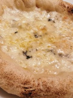 Una foto de Cómo hacer pizza gorgonzola y mozzarella