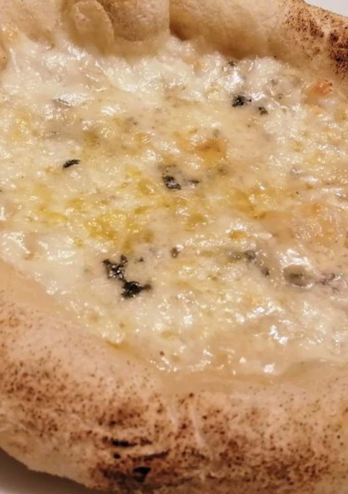 Una foto de Cómo hacer pizza gorgonzola y mozzarella