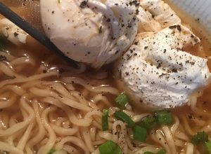 Una foto de Huevo pochado en Ramen sencillo 🍜
