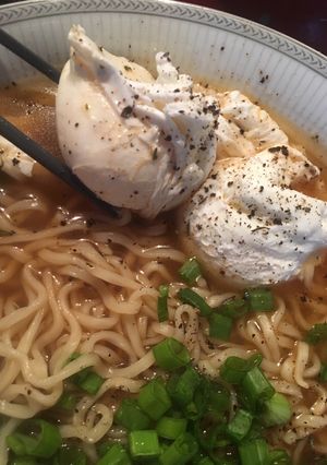 Una foto de Huevo pochado en Ramen sencillo 🍜